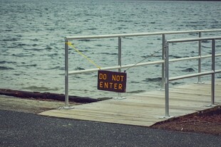 湖边金属护栏与警示标志