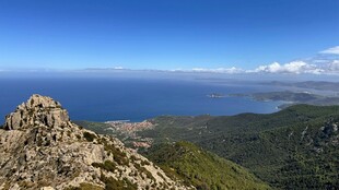 山巅远眺碧海蓝天美景