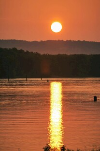 夕阳下的宁静湖面美景