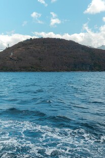 海上行舟望远处山峦