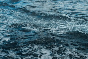 蓝色海洋中的翻涌波浪