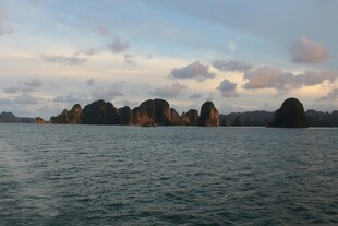 海上奇景 嶙峋岛屿与蓝天