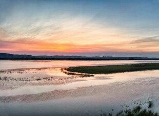 夕阳下的宁静河畔风光