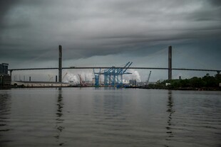 河畔桥梁与阴云下的风景