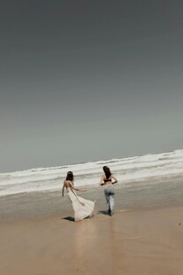 海边浪漫婚纱情侣漫步