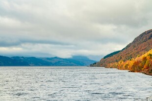 秋日湖畔山水美景