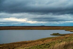 湖畔阴云下的自然景致