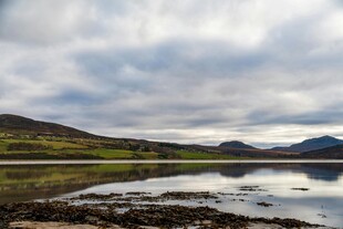湖畔青山 云下静谧风光