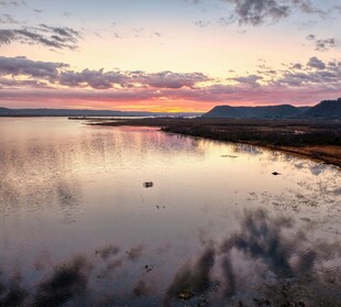 湖畔绝美日落倒影景观