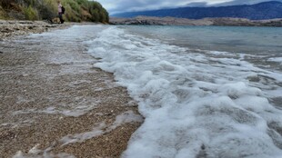 海浪拍岸的美丽海滨风光