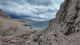 山间湖畔壮丽自然景观