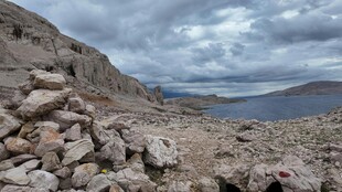 山间碎石与远方云海景观