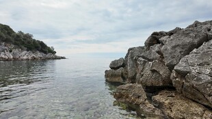 海边嶙峋岩石与平静水面