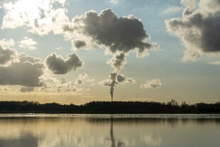 湖畔夕阳下的烟囱与云朵