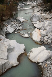 山间溪流与嶙峋怪石