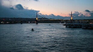 黄昏下的海面与远处建筑