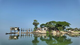 宁静湖畔的水上木质建筑