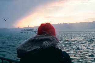 冬日戴红帽者望海风景