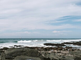 海边礁石与翻涌海浪