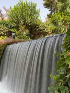 山间小瀑布 绿意环绕