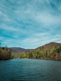 宁静山水间的湖景风光
