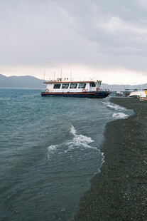海上航行的白色船只