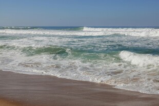 海浪拍打沙滩的美丽景象