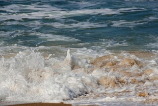 海浪拍打沙滩的美丽瞬间