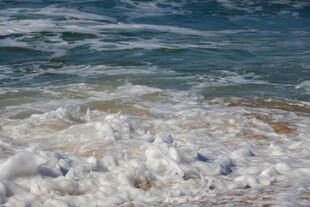 海浪拍打沙滩的美丽景象