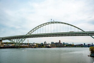 城市河畔拱形大桥景观