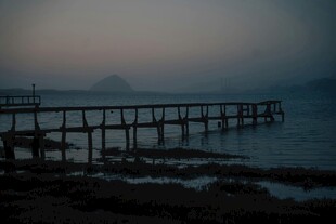 黄昏下的静谧海边栈桥