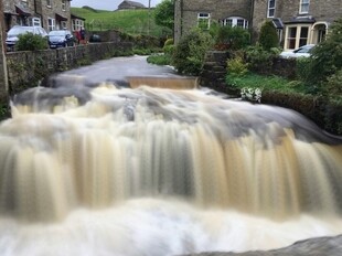 山间湍急小瀑布景观