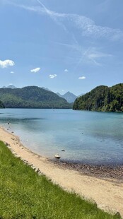湖畔美景 草地沙滩与远山