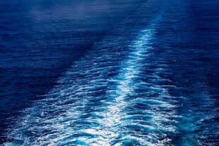 船行海面留下美丽航迹