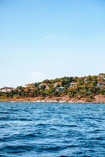 蓝色海洋旁的葱郁岛屿