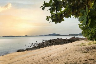 黄昏下的静谧海滩风光