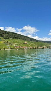 清澈湖水与远处山峦美景