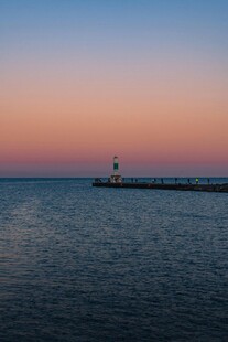 黄昏下的灯塔与宁静海面