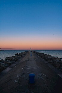 海边长堤的黄昏景致