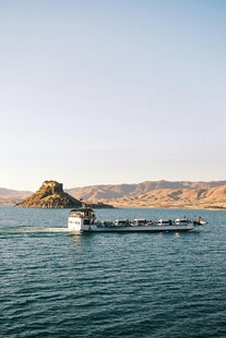 海上驳船与远处岛屿景观