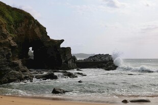 海边礁石与海浪拍打景象