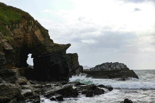海边拱形岩石景观