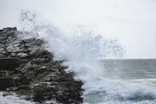 海浪拍打礁石的壮观景象