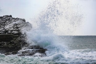 海浪拍打礁石壮观景象