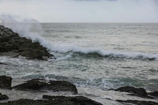 海浪拍打岸边礁石景象