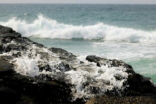 海浪拍打岸边礁石