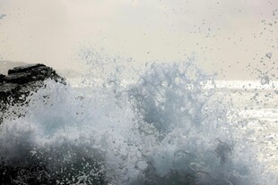 海浪拍击岩石瞬间