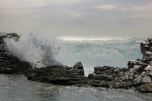 海浪拍打礁石的壮观景象