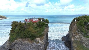悬崖边海景小屋