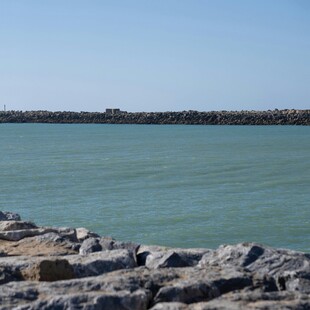 海边石滩与平静海面